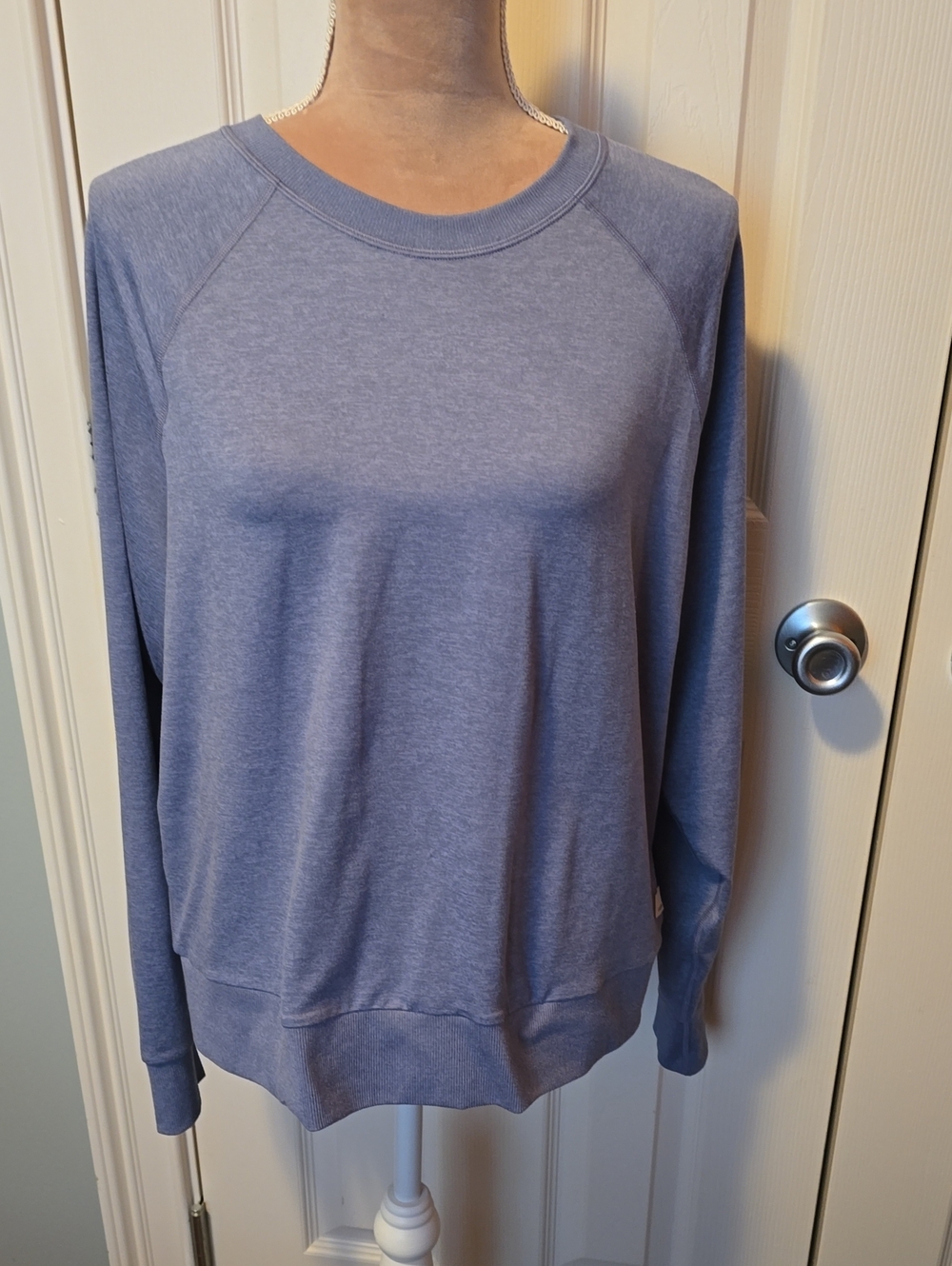 Vuori Women's Medium Lightweight Crew Sweatshirt in Heather Blue